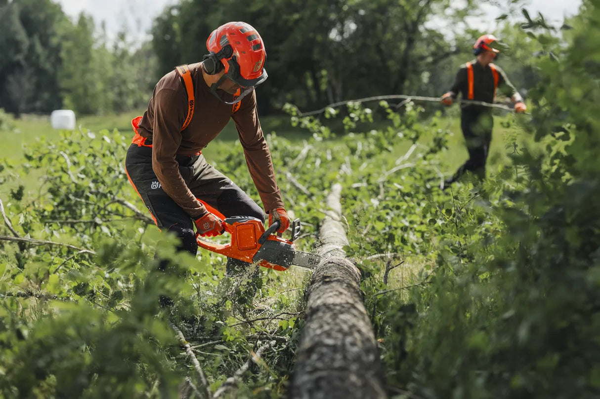 Husqvarna 435i Chainsaw - 36V Cordless, 14" Bar, Weatherproof & Brushless