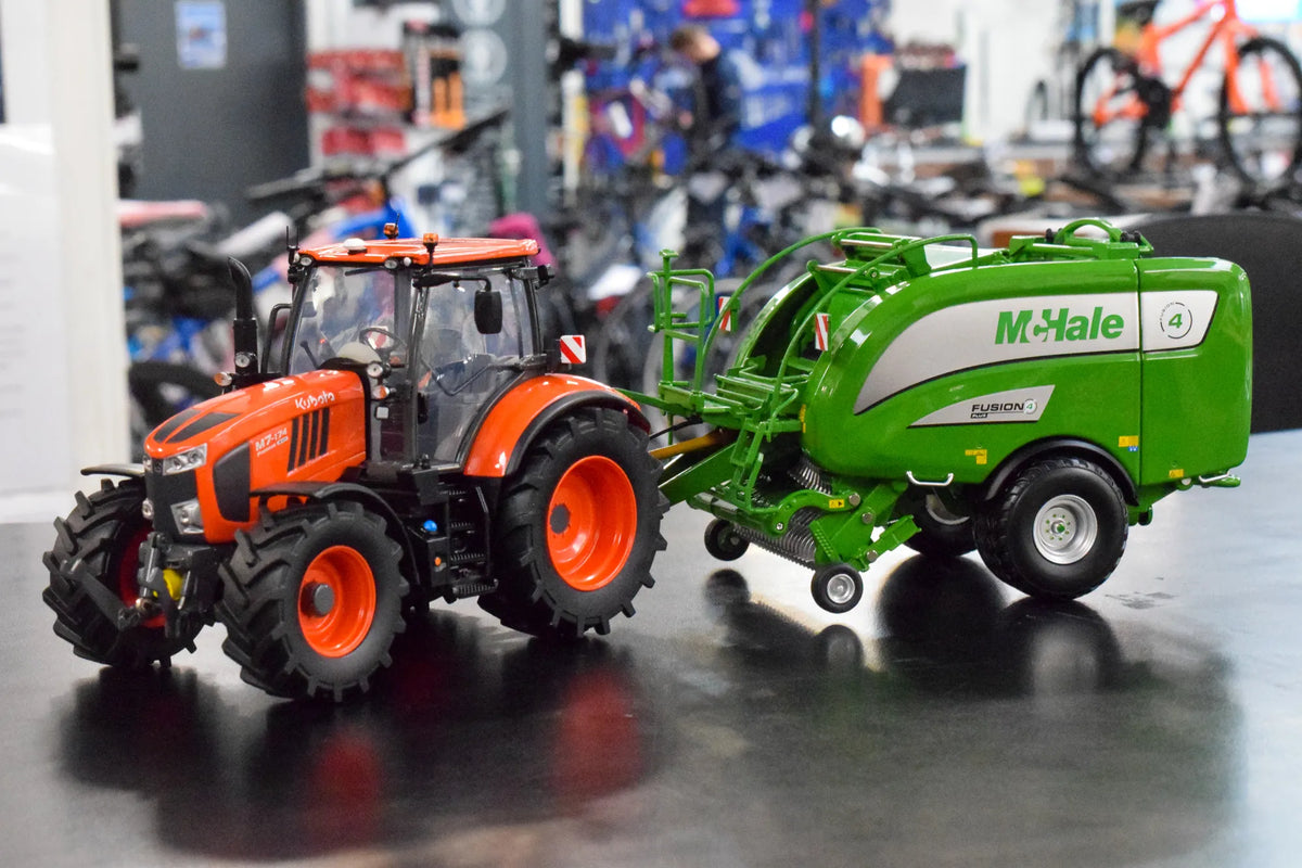 Kubota M7‑174 Model Tractor 1:32 Scale Die‑Cast with Weights by Universal Hobbies
