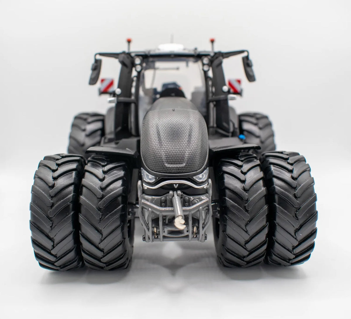 Valtra S416 Unlimited with double wheels matt black Model Tractor 1:32 Scale Die-Cast 4WD by Universal Hobbies