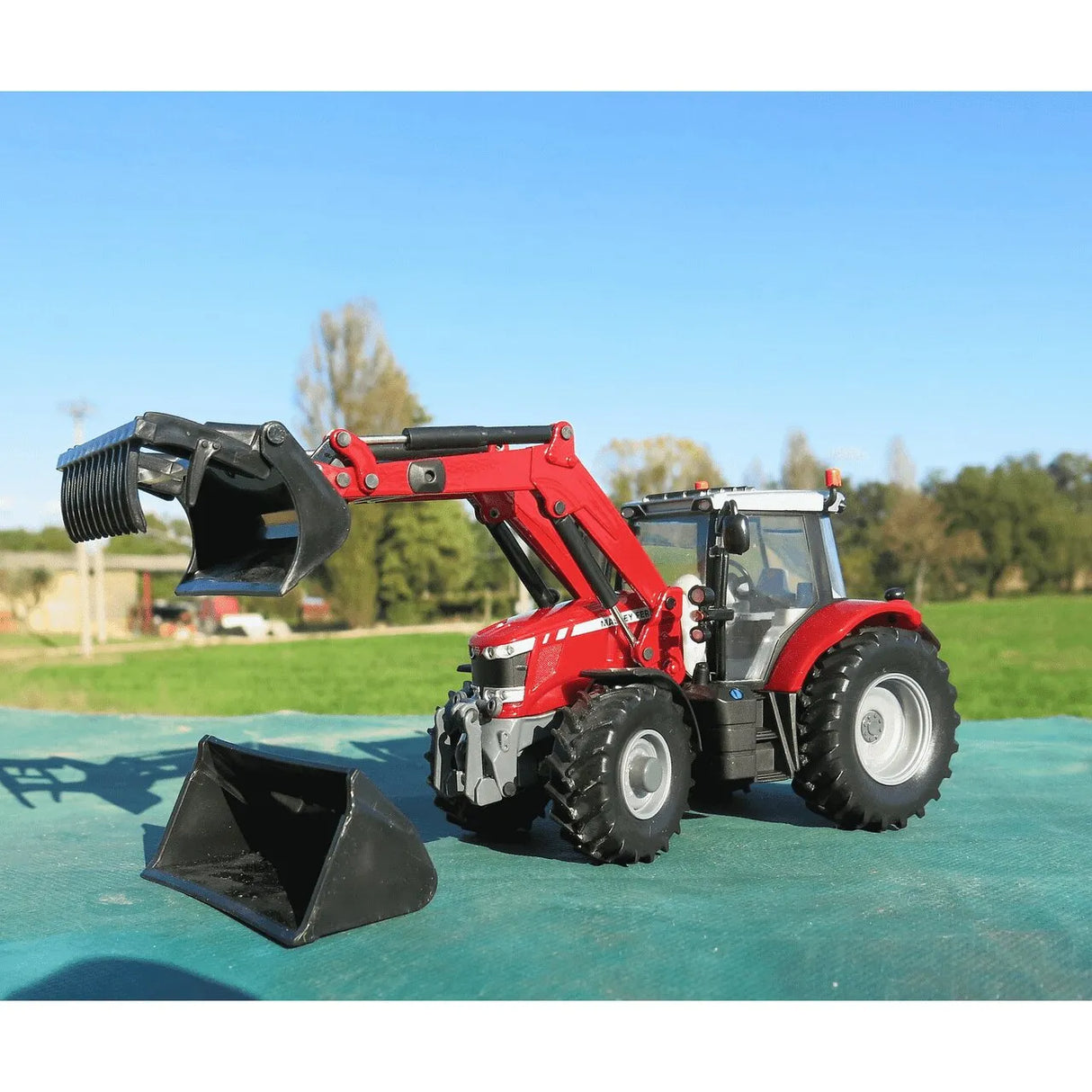 Britains Massey Ferguson 6616 Tractor + Loader - 1:32 Scale