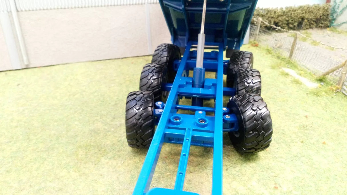 Britains 1:32 Scale Kane Tri-Axle Silage Trailer - Durable Halfpipe Silage Model Trailer