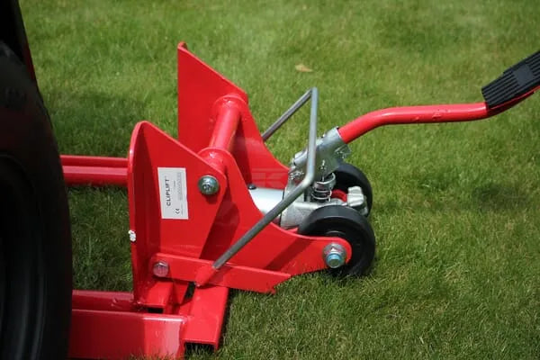 Heavy-Duty Lawnmower Lift for Ride-On Mowers - Easy Maintenance and Cleaning