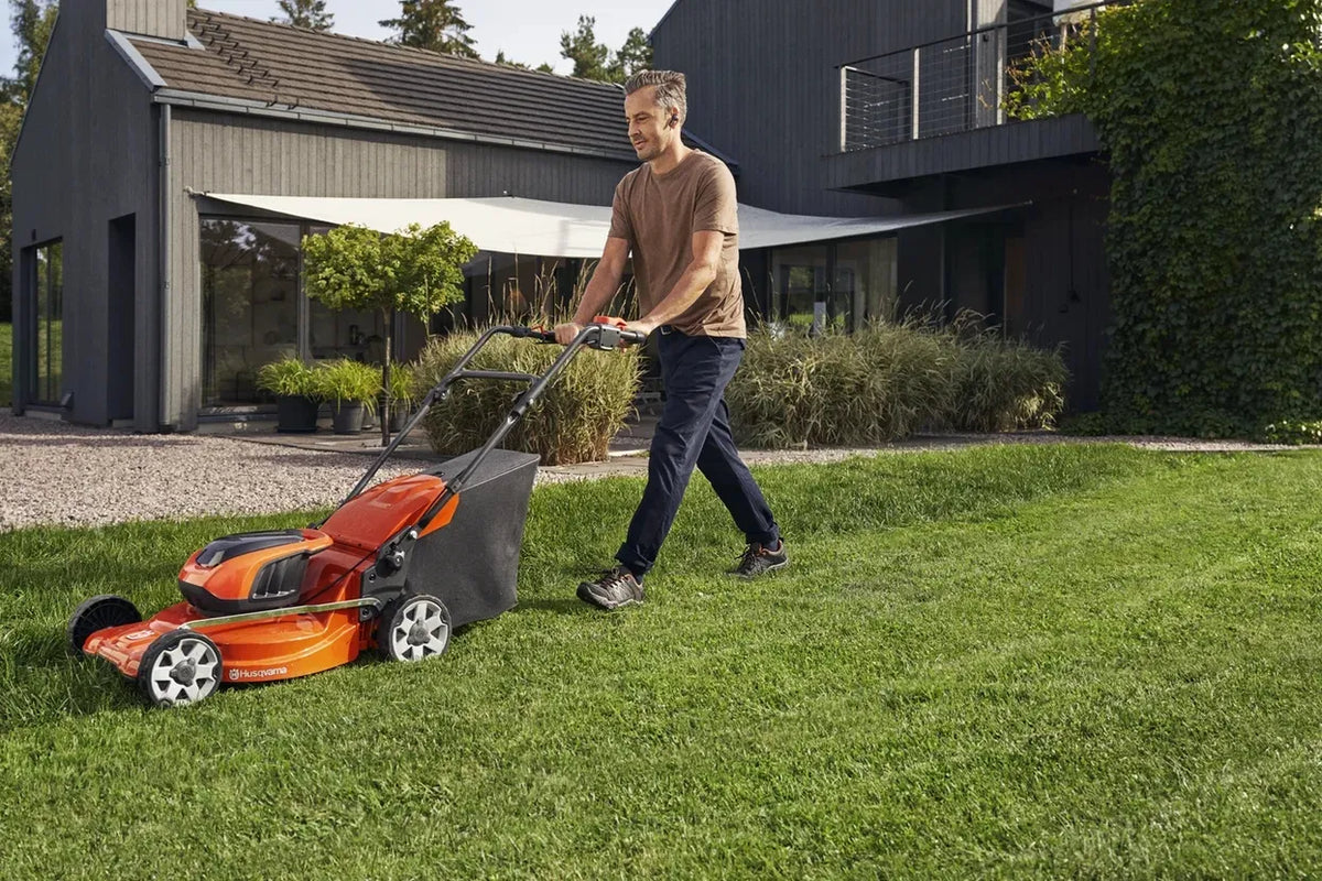 Husqvarna LC 142iS Self-Propelled Battery Lawnmower with Battery & Charger