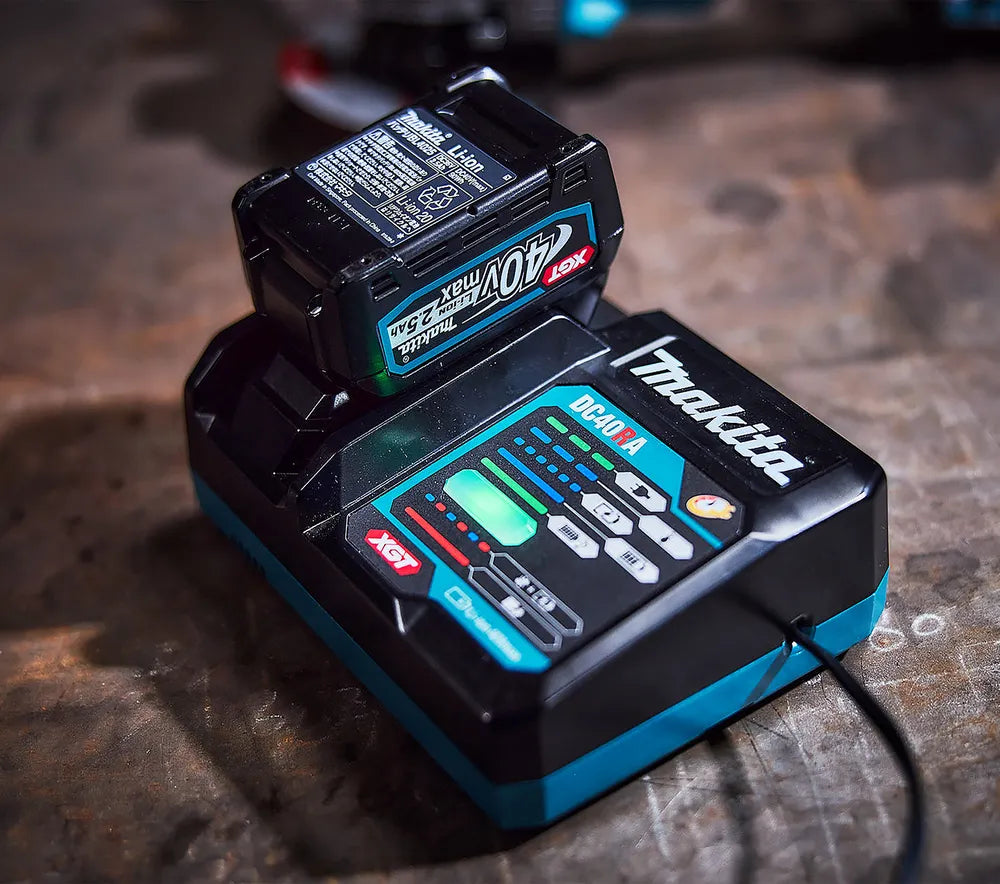 Makita 40V max XGT Rapid Optimum Charger | Fast Charging & Smart Technology