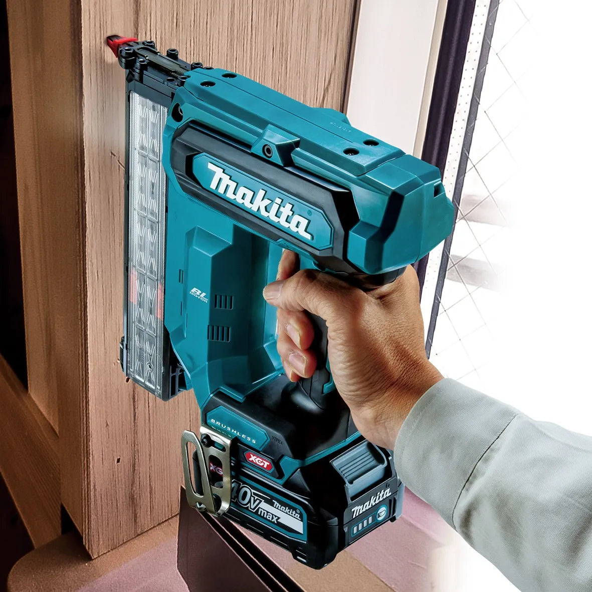Makita FN001GD201 40mm 40V 2 x 2.5Ah Li-Ion XGT Brushless Second Fix Cordless Nail Gun | High Power & Precision