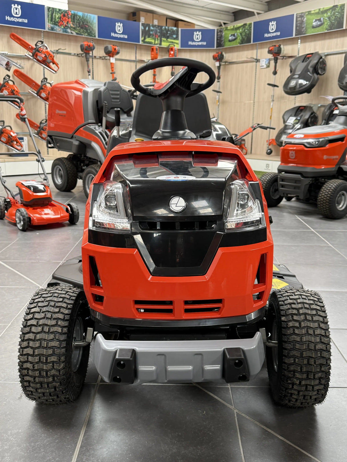 Oleo-Mac Ride On Mower OM102R/19K - 18hp Twin Blade 102cm cutting width & 300L Grass Collector