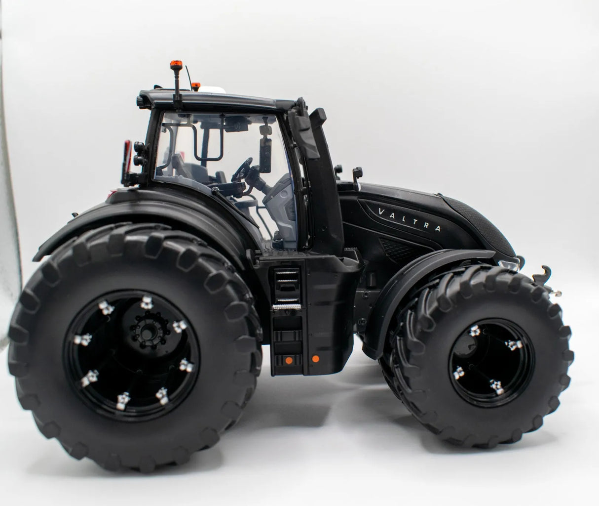 Valtra S416 Unlimited with double wheels matt black Model Tractor 1:32 Scale Die-Cast 4WD by Universal Hobbies