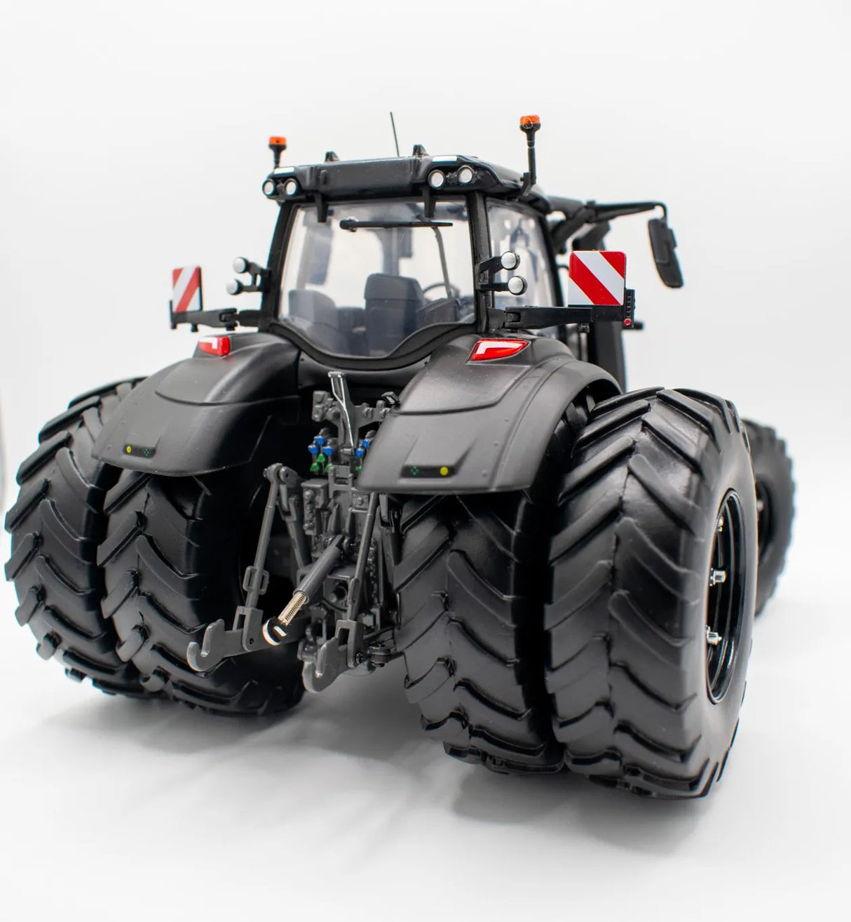 Valtra S416 Unlimited with double wheels matt black Model Tractor 1:32 Scale Die-Cast 4WD by Universal Hobbies