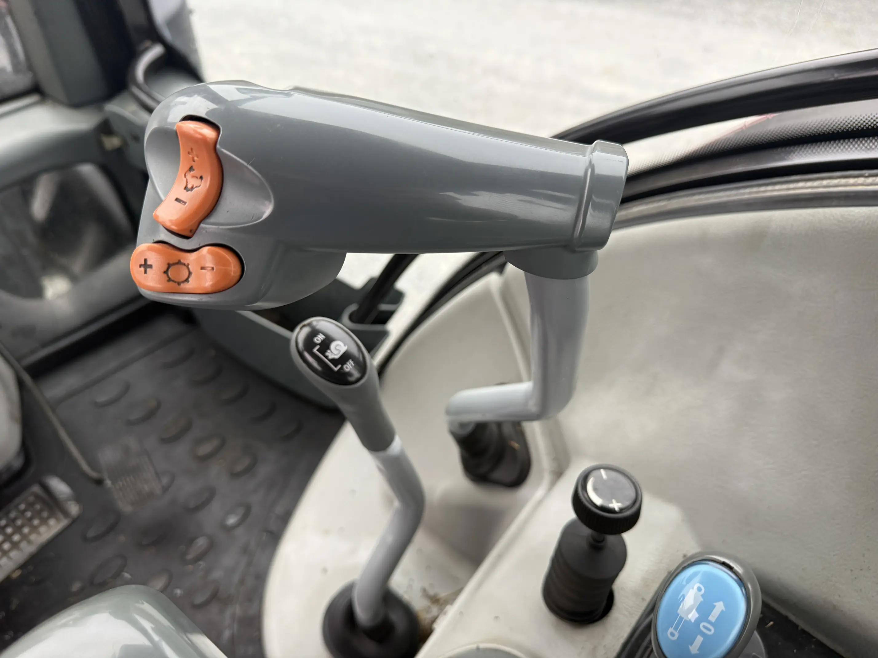 Valtra N103 HiTech 5 with Loader