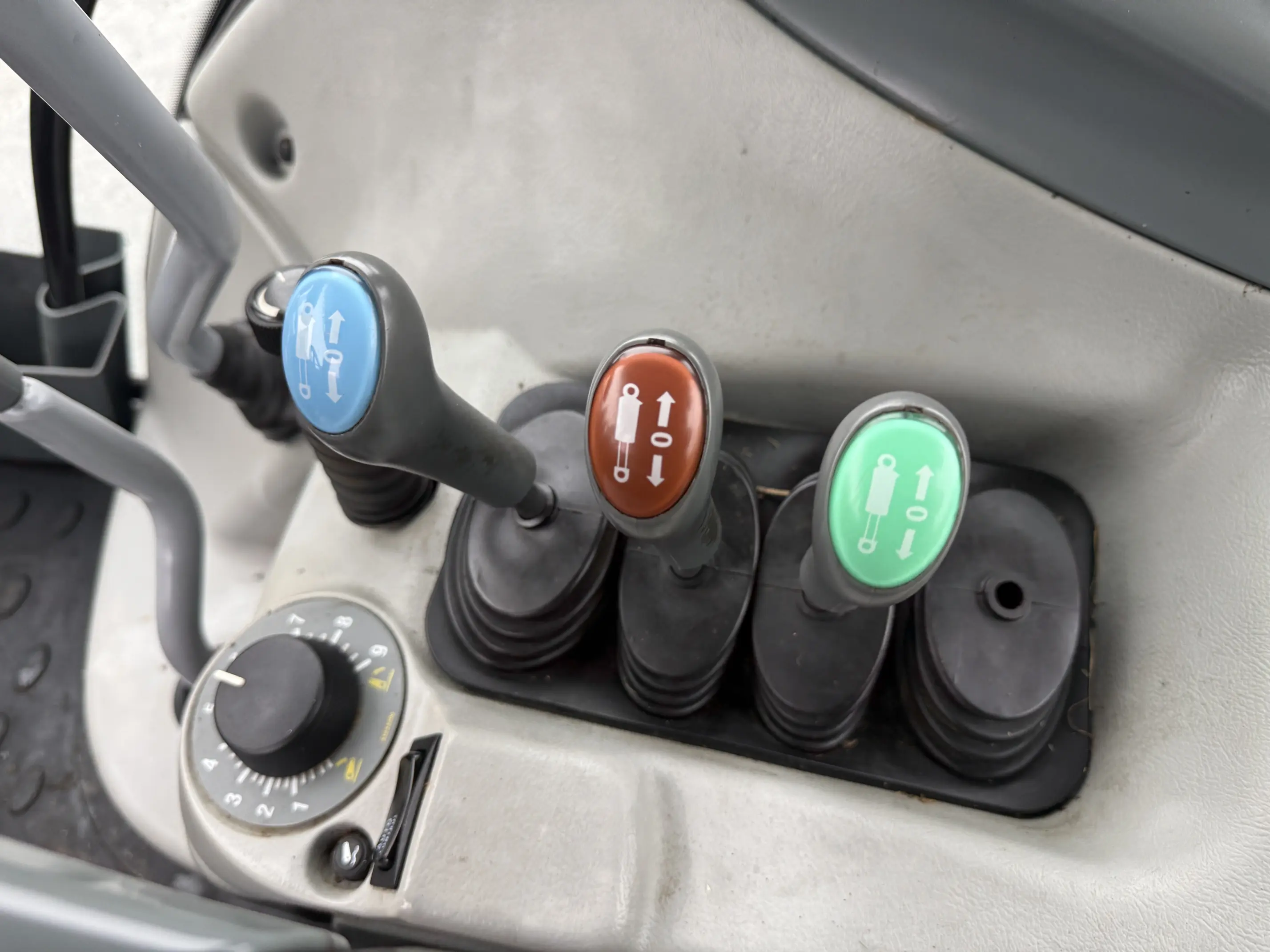 Valtra N103 HiTech 5 with Loader