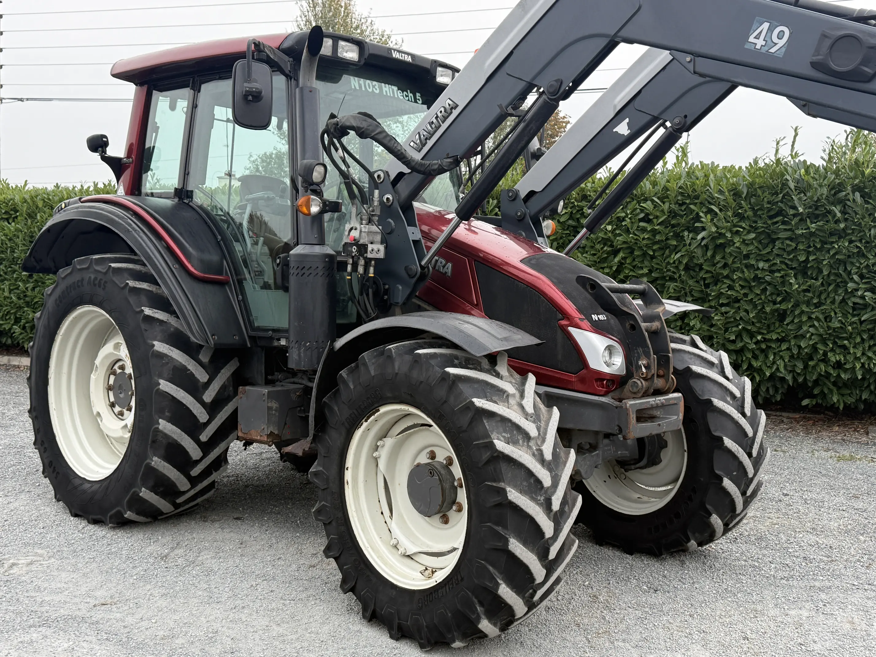 Valtra N103 HiTech 5 with Loader